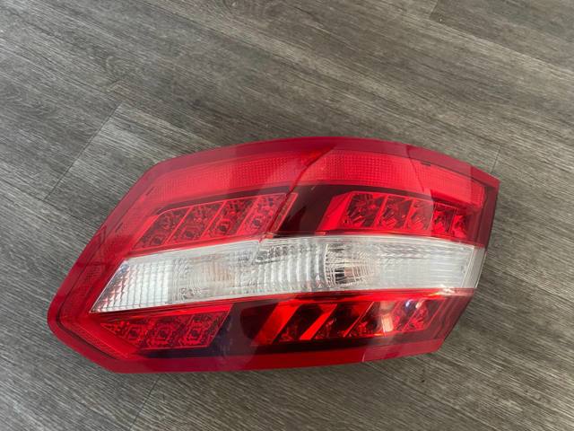 Задній правий зовнішній ліхтар A2129066701 MERCEDES