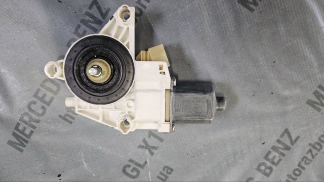 Двигун стеклопод'емника двері задньої, правої A2518200208 MERCEDES