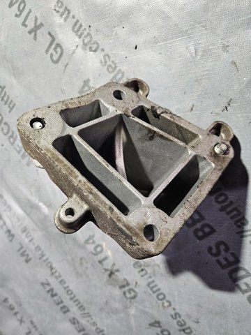 Кронштейн подушки (опори) двигуна, правої A6422233204 MERCEDES