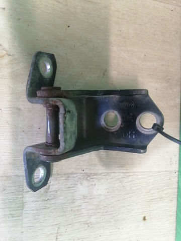 Петля передніх дверей лівих D46158210B MAZDA