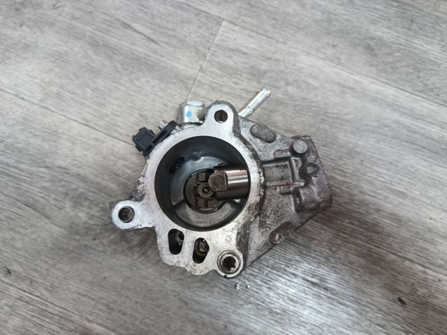 Насос вакуумний PE0718G00B MAZDA