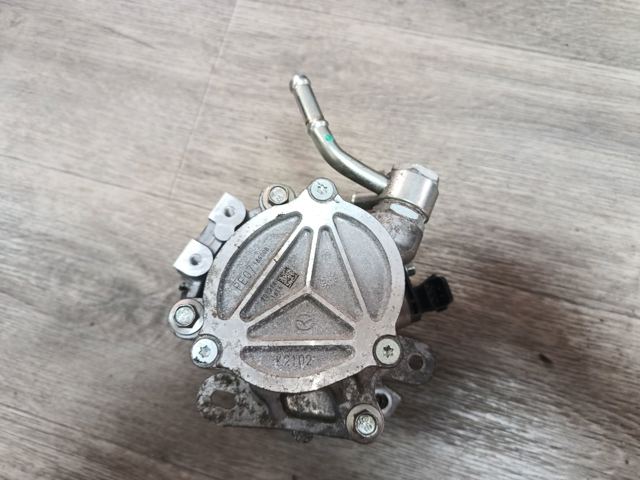 Насос вакуумний PE0718G00B MAZDA