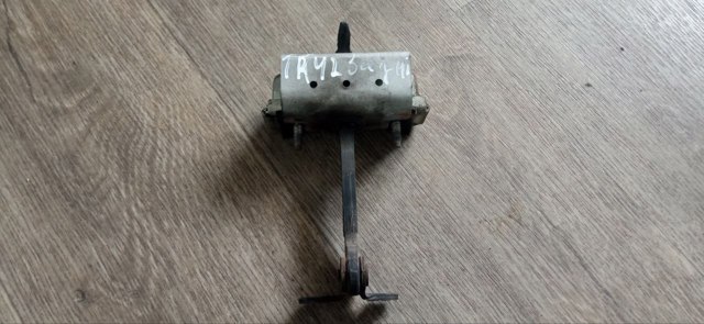 Обмежувач відкриття дверей багажного відсіку (фургон), правий YC15V44100AK FORD