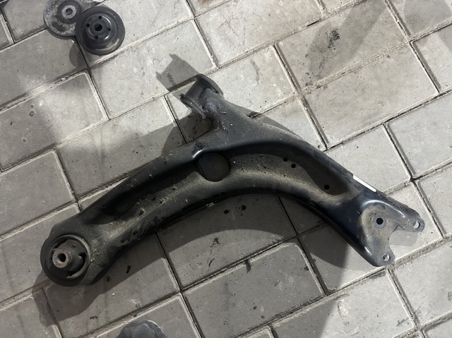Правий важіль передній нижній підвіски 3Q0407152G VAG