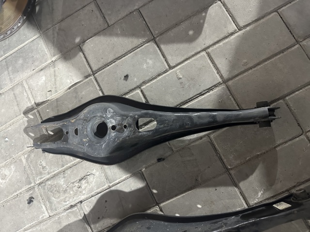 Важелі задньої підвіски 5QN505311 VAG