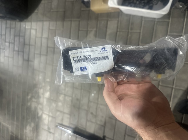Кронштейн бампера переднього, зовнішній правий 86514J9000 HYUNDAI