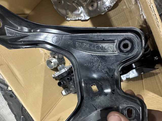 Кріплення розширювального бачка 8W0121232L VAG