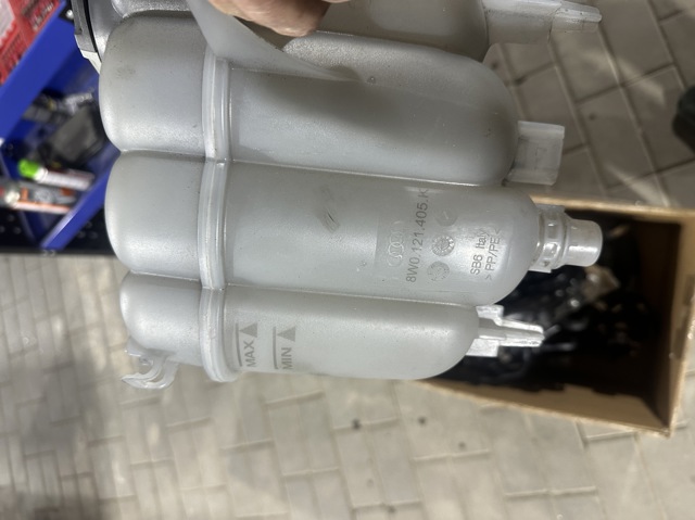 Бачок розширювальний 8W0121405K VAG