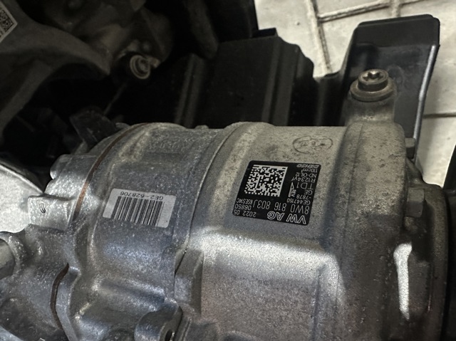 Компресор кондиціонера 8W0816803J VAG