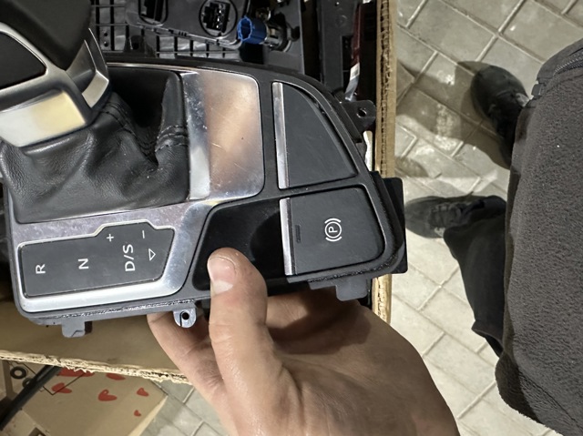 Клавіша електромеханічного гальма стоянки 8W1927225D VAG
