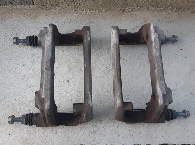 Скоба супорту заднього LR036572 LAND ROVER