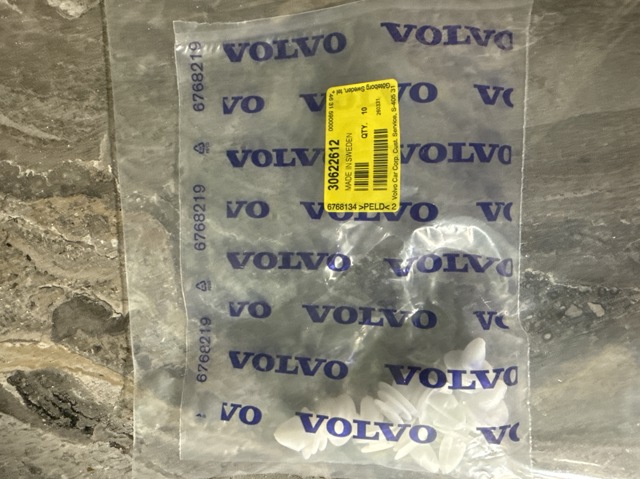 Пістон (кліп) кріплення підкрилки переднього крила 30622612 VOLVO