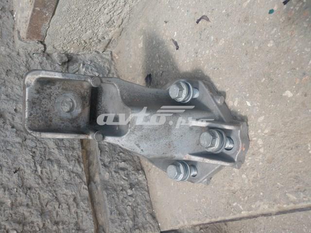 Кронштейн подушки (опори) двигуна, лівої LR033184 LAND ROVER