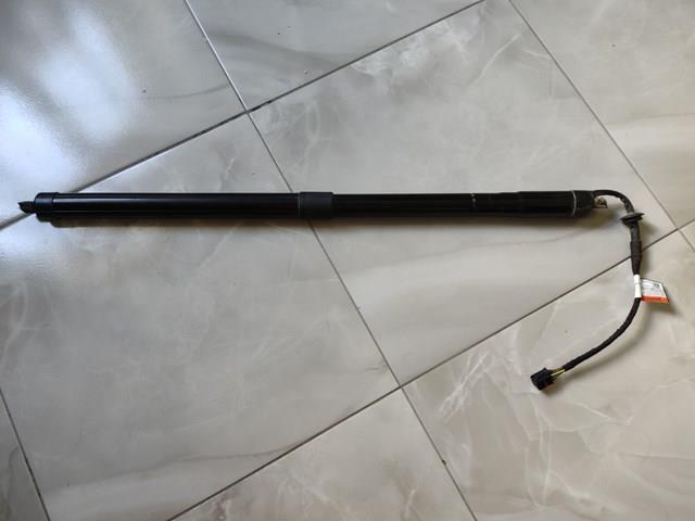 Амортизатор двері задньої LR104909 LAND ROVER