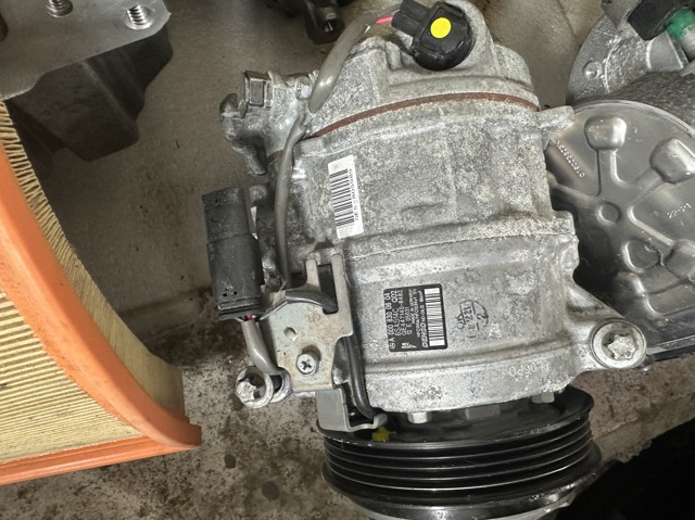 Компресор кліматичної установки A0008300604 MERCEDES