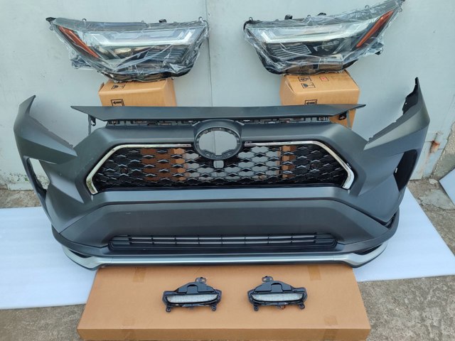 Бампер на авто Toyota RAV4 IV