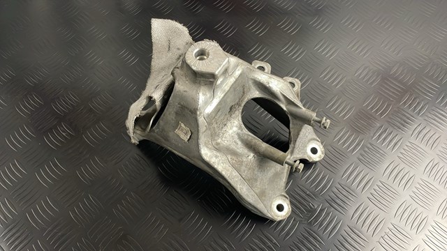 Кронштейн подушки (опори) двигуна, правої 4M0199308AA VAG