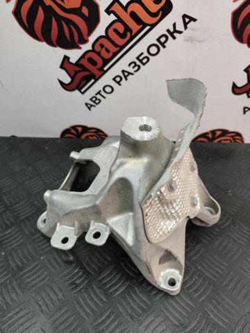 Кронштейн подушки (опори) двигуна, правої 4M0199308CE VAG