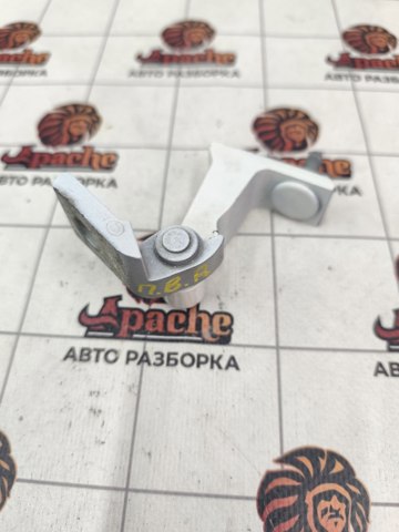 Завіса дверей передніх правих 80A831404A VAG