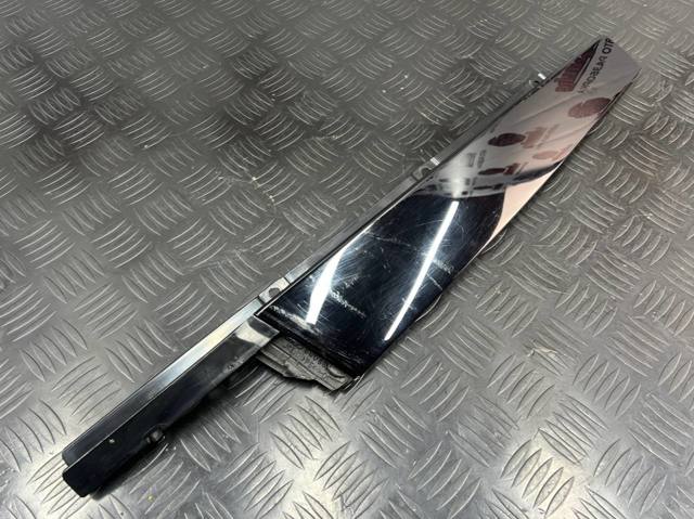 Накладка передніх дверей, лівої, вертикальної 8W0837901A5FQ VAG
