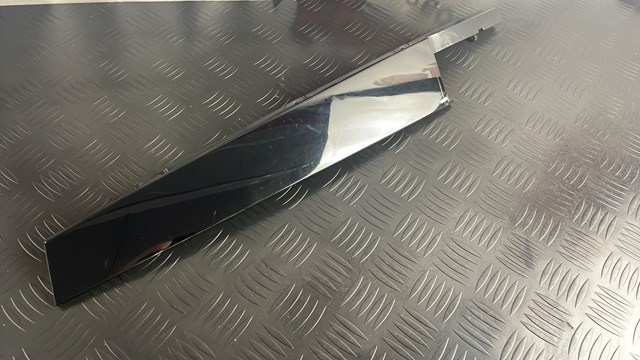 Накладка передніх дверей, правої, вертикальної 8W0837902A5FQ VAG