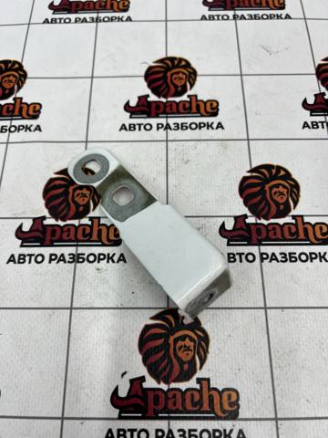 Кронштейн кріплення крила переднього лівого, задній 8W6821434 VAG