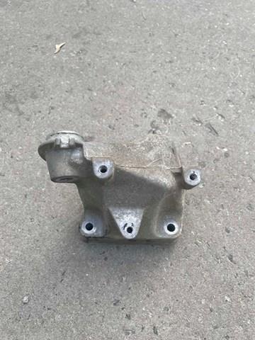 Кронштейн подушки (опори) двигуна, лівої A6422236304 MERCEDES