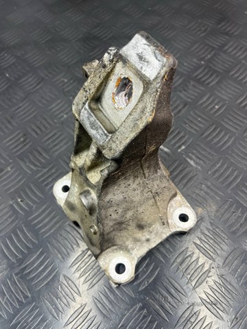 Кронштейн подушки (опори) двигуна, правої LR033180 LAND ROVER
