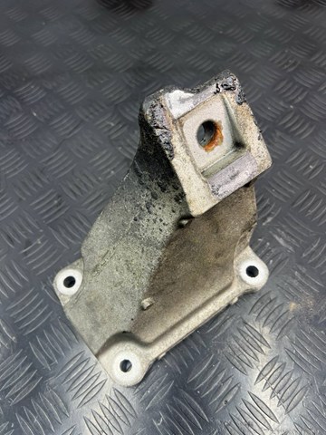 Кронштейн подушки (опори) двигуна, лівої LR033183 LAND ROVER