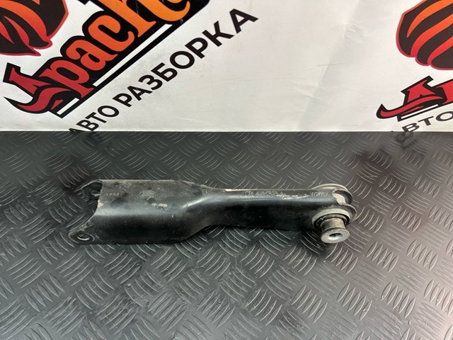 Важіль задньої підвіски нижній, правий LR037702 LAND ROVER