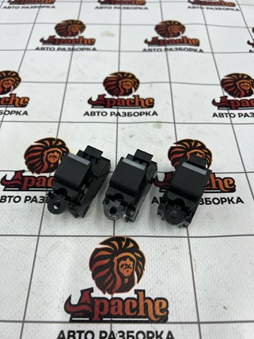 Кнопка підйомника переднього правого скла LR059773 LAND ROVER