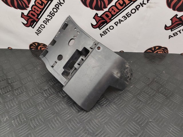 Накладка переднього правого крила LR064265 LAND ROVER