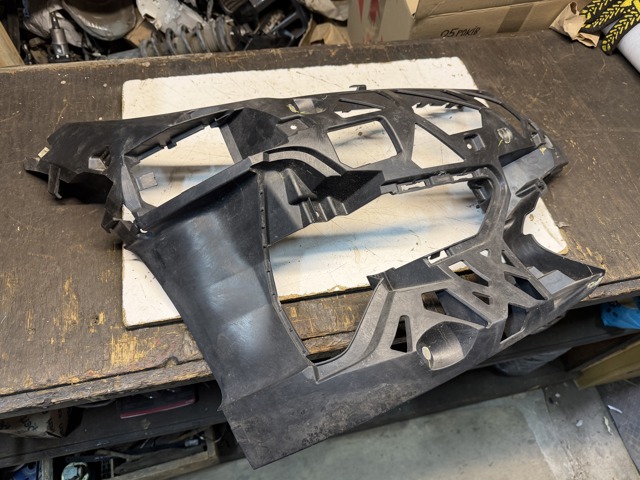 Праве кріплення переднього бампера 51117422248 BMW