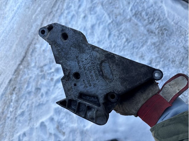 Кронштейн подушки (опори) двигуна, правої 03G199207F VAG