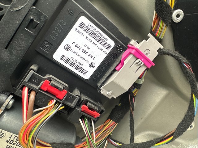Двигун склопідіймача двері передньої, правої 1K0959792J VAG