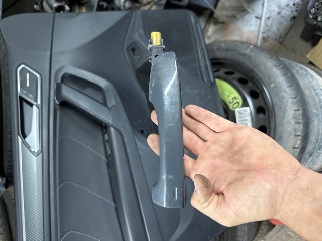 Ручка задніх лівих дверей 510837205L VAG