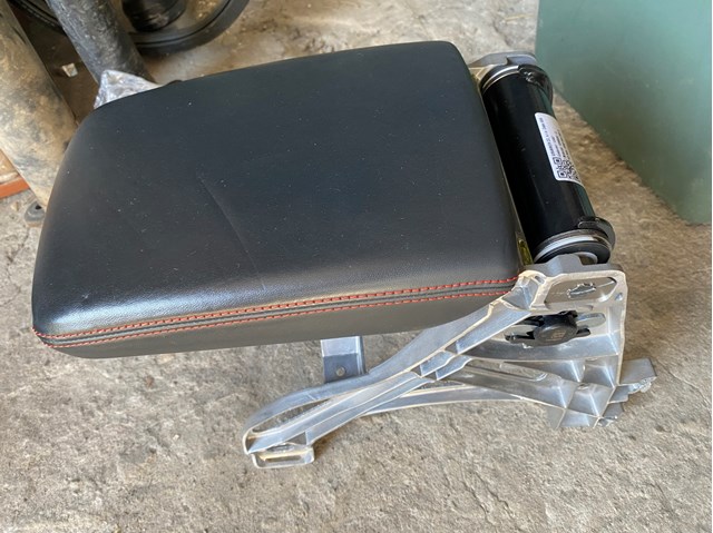 Кронштейн підлокітника 8W0864283B VAG