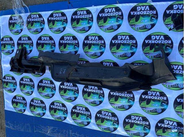Заглушка жабо збоку 8W6821169C VAG