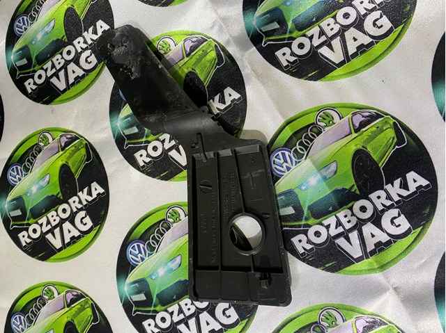 Заглушка жабо збоку 8W6823745 VAG