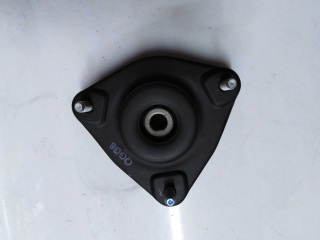Кріплення переднього амортизатора 546103S000 HYUNDAI