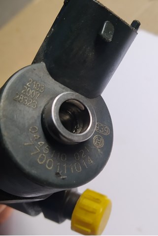 Форсунка вприску палива 0445110021 BOSCH
