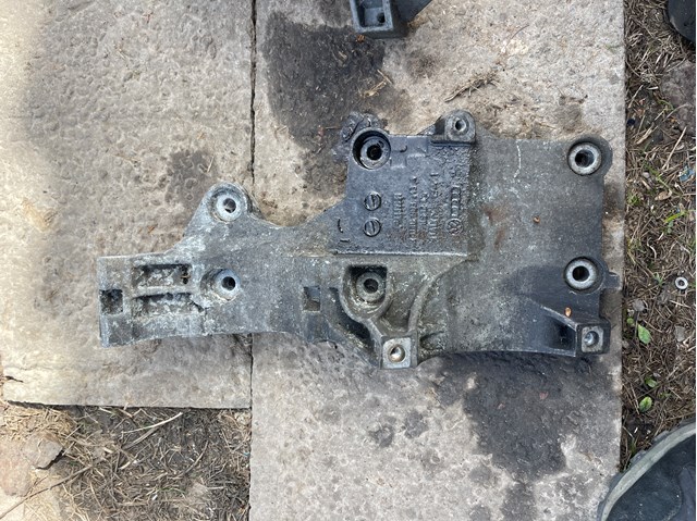 Кронштейн кріплення генератора 03G903143A VAG