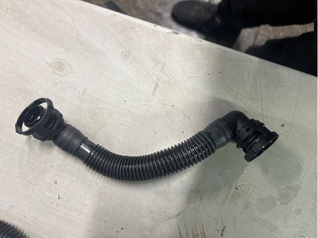 Трубка відводу картерних газів 03L103493AE VAG