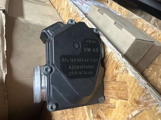 Дросільна заслінка в зборі 03L128063AF VAG