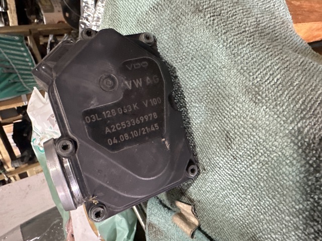 Дросільна заслінка в зборі 03L128063K VAG