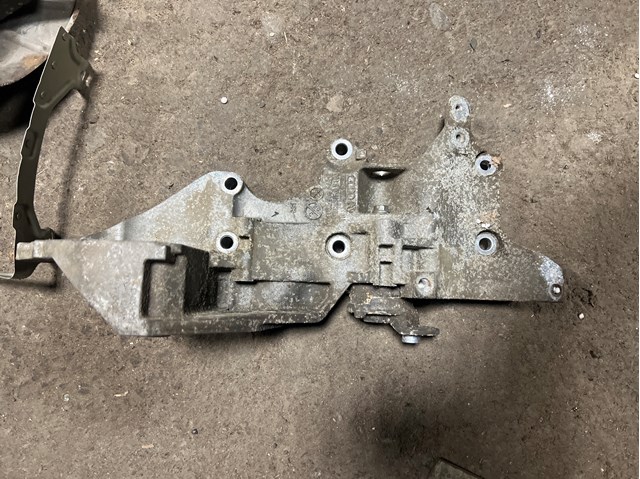 Кріплення генератора Шкода Рапід