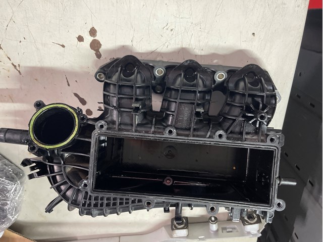 Колектор впускний 04C129709G VAG