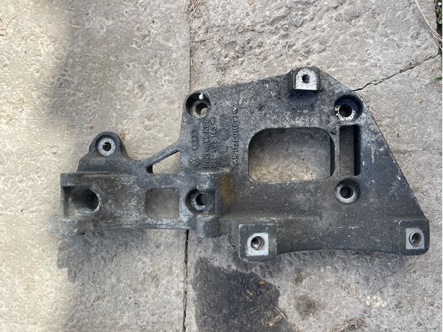 Кронштейн кріплення генератора 06F903143F VAG