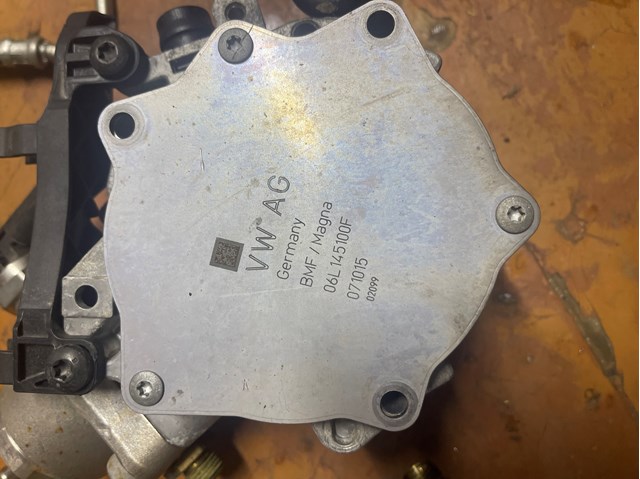 Насос вакуумний 06L145100F VAG
