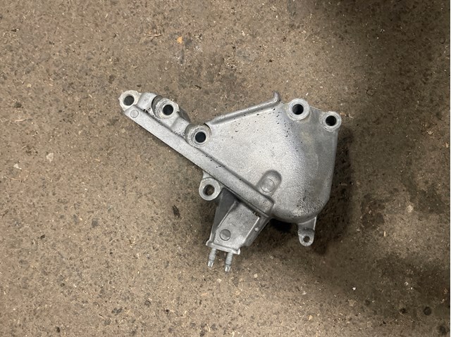 Кронштейн подушки (опори) двигуна, правої 1231531091 TOYOTA